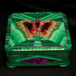 Intarsia Butterfly Box Created by Nikolai Medvedev. Malachite, sugilite, tourmaline and gold. Teakwood inlay. 10 x 9.2 cm. (Photo by Tom Spann)