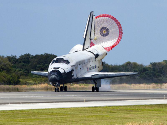 Space Shuttle Discovery lands at the Smithsonian