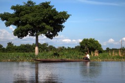 Farmers in the floodplains of Mompox use canoes to move their goods to market. (Photo by Cristina Díaz-Carrera)