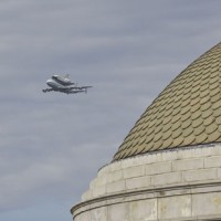 The Space Shuttle Discovery, atop a modified 747, circles the National Mall April 17, 2012. (Photo by Chun-Hsi Wong)