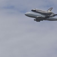 The Space Shuttle Discovery, atop a modified 747, circles the National Mall April 17, 2012. (Photo by Chun-Hsi Wong)