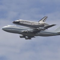 The Space Shuttle Discovery, atop a modified 747, circles the National Mall April 17, 2012. (Photo by Chun-Hsi Wong)