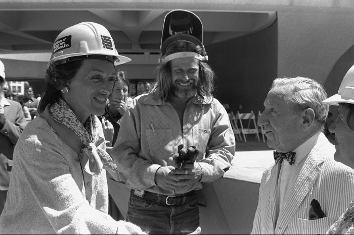 Joan Mondale and sculptor Mark di Suvero greet Joseph Hirshhorn outside the Hirshhorn Museum and Sculpture Garden, July 11, 1978. (Photo by Richard Hoffmeister as featured in the Torch, August 1978)