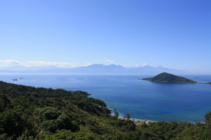 A southeast view from the top of lighthouse in Cayos Cochinos, Bay Islands looking to mainland Honduras. (Via Wikipedia Commons)