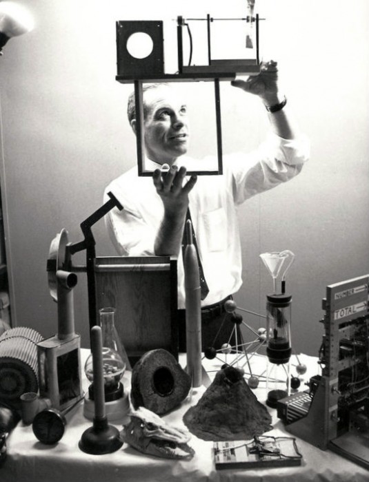 An NBC publicity photo of Don Herbert as Mr. Wizard in 1961.