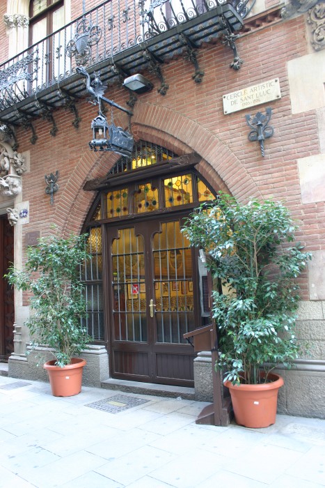 Els Quatre Gats, Catalan for "The Four Cats," was a café in Barcelona (Catalonia) which opened in June 1897. It also operated as a hostel, a cabaret, a pub and a restaurant. Active until 1903, Els Quatre Gats became one of the main centers of Modernisme in Barcelona. (Puig i Cadafalch, Casa Martí 4Gats, Barcelona Entrada. Photo courtesy Yearofthedragon via Wikimedia CC BY 2.5)