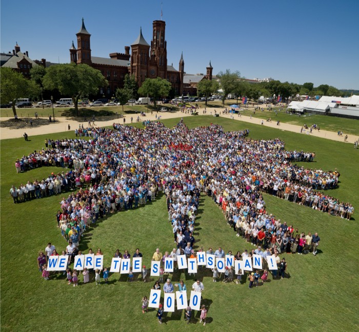 Smithsonian Staff making the SI sun burst with about 4000 staff. Smithsonian Photo by Dane Penland