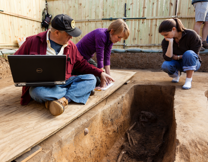 Smithsonian forensic anthropologists Doug Owsley and Kari Bruwelheide and colleague Ashley McKeown examine the grave of Rev. Robert Hunt. In July 2015, a team of scientists from the Smithsonian’s National Museum of Natural History and Jamestown Rediscovery announced the identities of Rev. Robert Hunt, Capt. Gabriel Archer, Sir Ferdinando Wainman and Capt. William West, high-status leaders who helped shape the future of America during the initial phase of the Jamestown colony. (Photo by Donald E. Hurlbert / Smithsonian Institution)