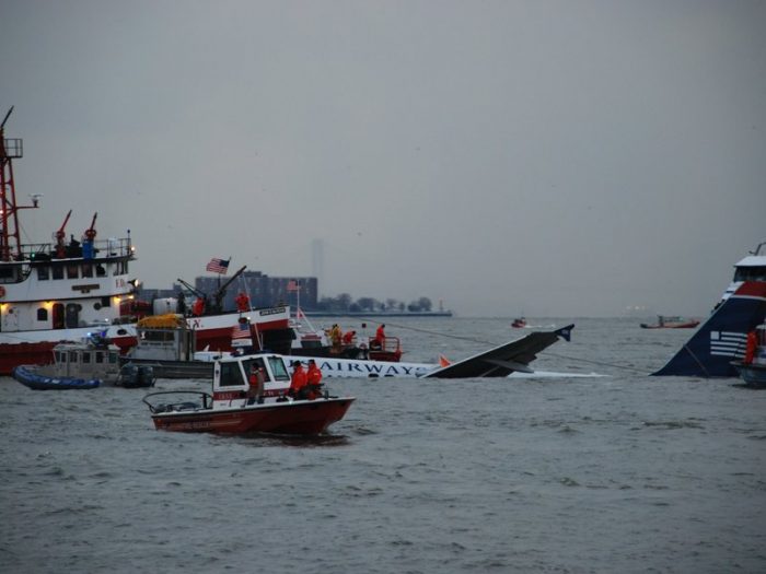 Submerged plane in Hudson river surrounded by rescue boats