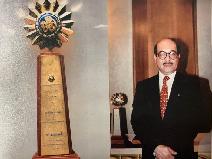 Vichai Malikul poses next to award