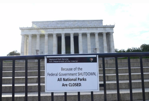 Lincoln memorial with closed sign