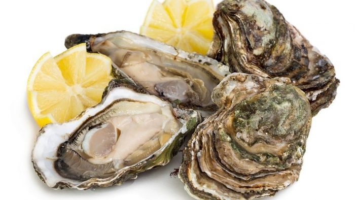 Raw oysters with lemon