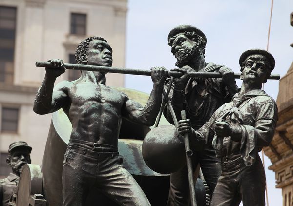 Statue of colored soldiers