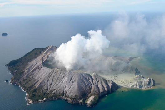 Cloud of smoke rises from New Zealand volcano