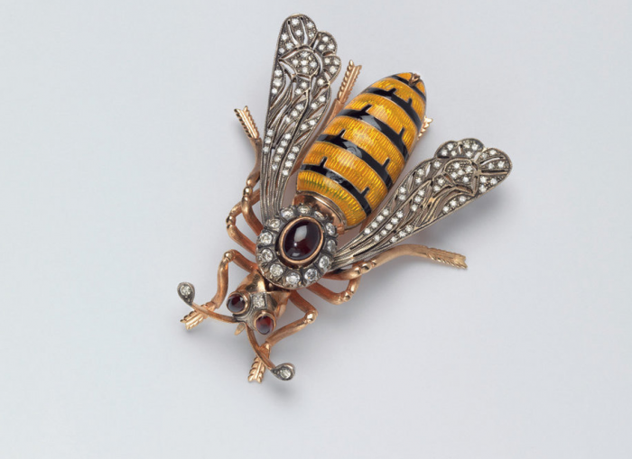 Bee brooch