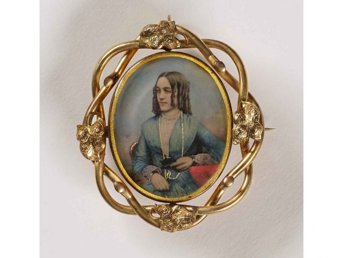 Pendant withportrait of woman with curly hair