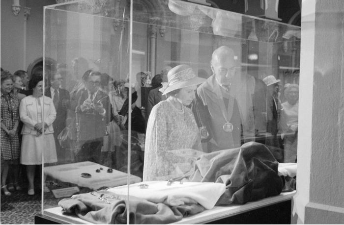 Queen Elizabeth and Smithsonian Secretary Ripley examine a display case