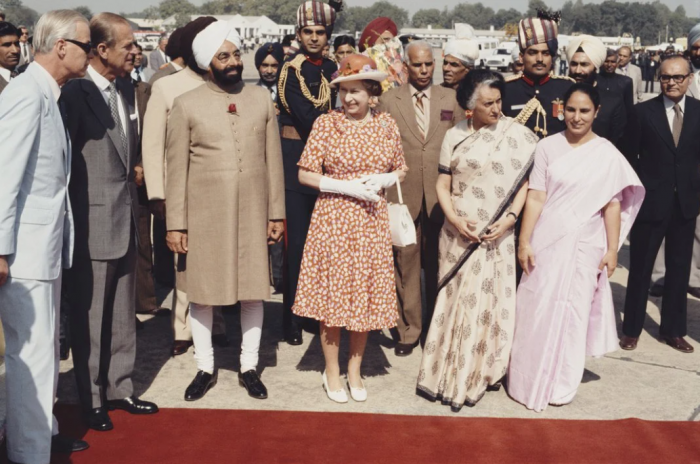 Queen and Indian dignitaries posing for official picture