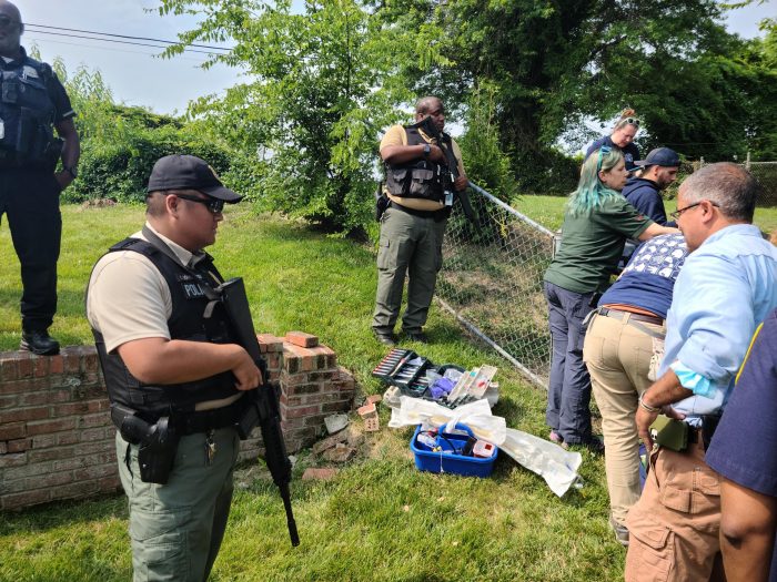 NZP Officers armed with long guns on the scene of bear sighting