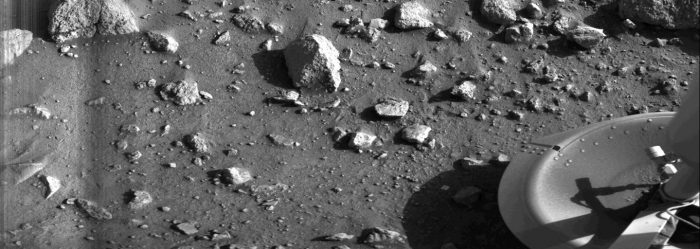 Black and white image of the surface of Mars taken by Viking 1 lander